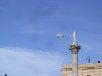 L'arrivo di Benedetto XVI in elicottero