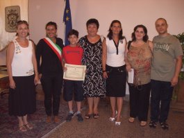 Luigi Maria Colazzo e famiglia con il Sindaco e Marisa Fortuzzi