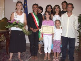 Sara Colazzo e famiglia con il Sindaco e Marisa Fortuzzi