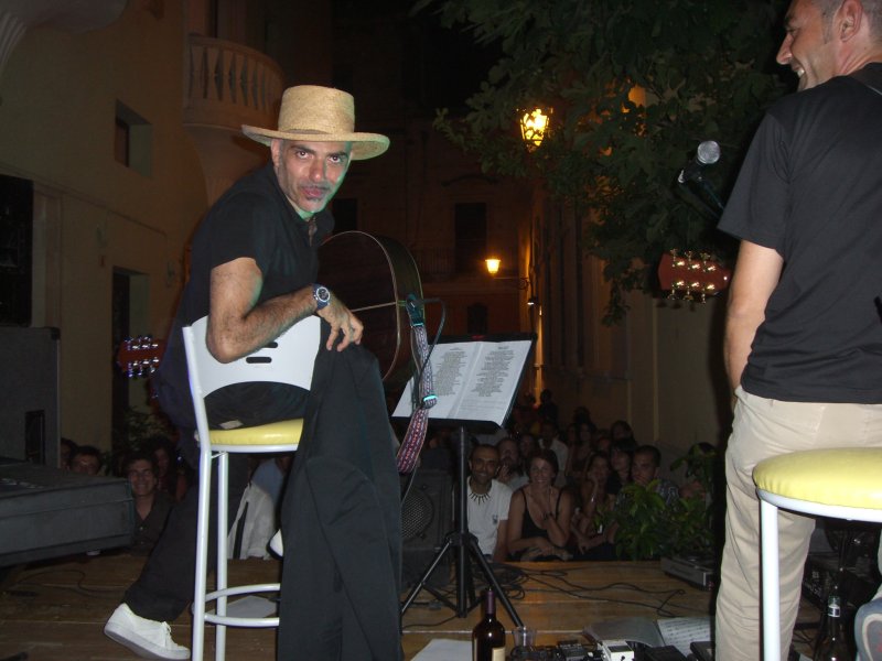 Rudy Marra in una recente esibizione nel centro storico di Galatina