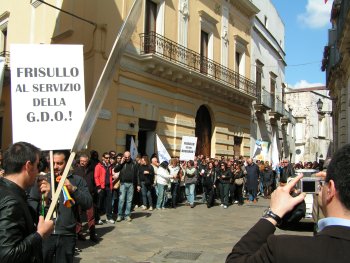Il corteo dei commercianti sotto Palazzo Orsini 01 apr 2008