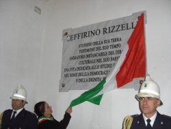 Sandra Antonica scopre la targa che intitola Palazzo Rizzelli
