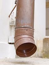 Tubo di scarico delle acque piovane nel chiostro di Palazzo Rizzelli
